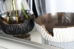 Leonardo Vase Mit Holzsockel CASOLARE 33 Cm Schwarz -Küchenbedarf Laden 210 Casolare Vase 30 Sockel Schwarz 084398 Vase 40 Sockel Weiss 084399 detail Q V2