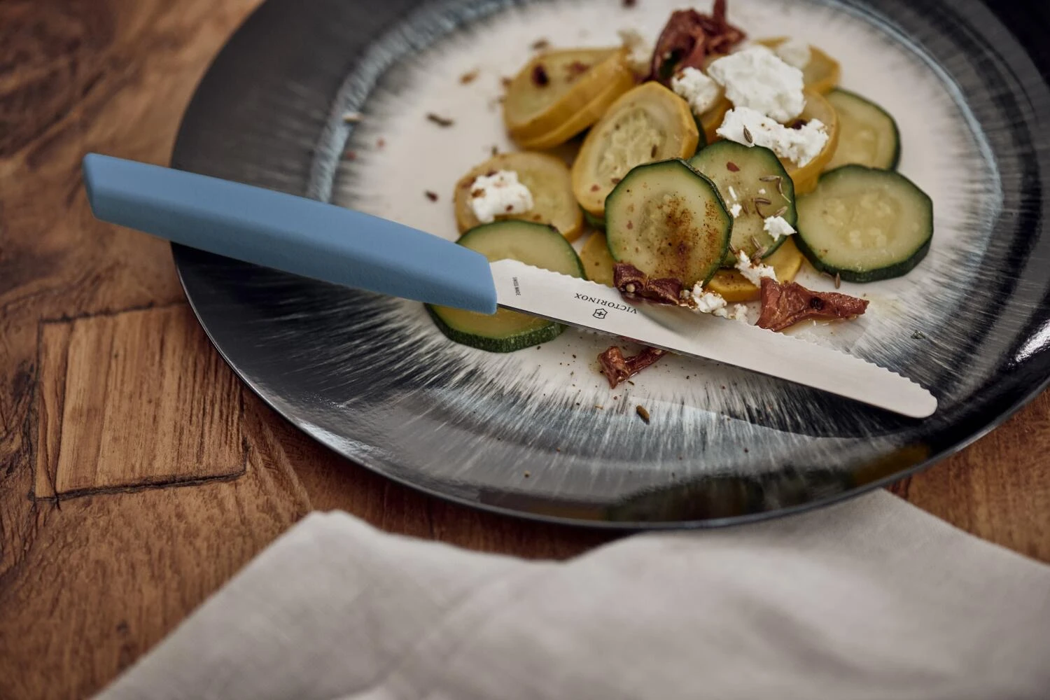 Victorinox Swiss Modern Besteck-Set Mit Tomatenmessern, 24-teilig, Kornblumen-blau 4 Victorinox Swiss Modern Besteck-Set Mit Tomatenmessern, 24-teilig, Kornblumen-blau – Bild 2