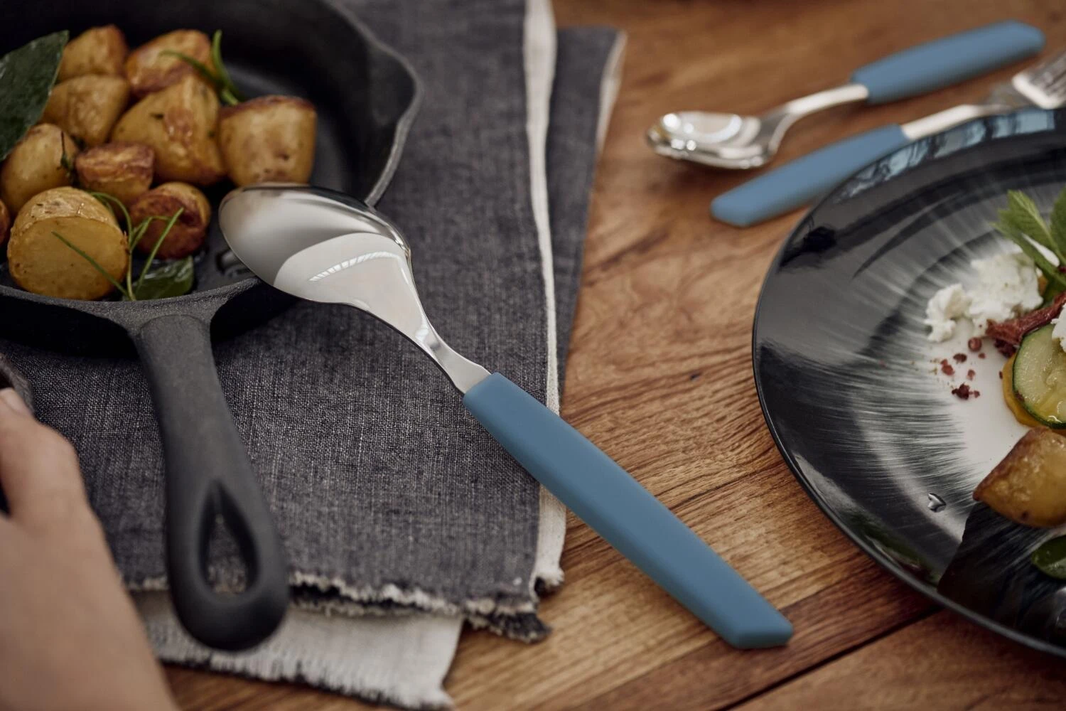 Victorinox Swiss Modern Besteck-Set Mit Tomatenmessern, 24-teilig, Kornblumen-blau 6 Victorinox Swiss Modern Besteck-Set Mit Tomatenmessern, 24-teilig, Kornblumen-blau – Bild 4