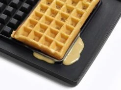 Fritel Kombi-Waffeleisen CW 2447 -Küchenbedarf Laden CW2445 detail opvang deeg 150x150mm 300dpi RGB neu