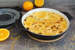 Eschenbach Flacher Topf Mit Deckel Cook & Serve InducTherm In Schwarz -Küchenbedarf Laden Creme Brulee auf Orangen 300dpi