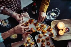 Emile Henry Aperitivo Snackplatte In Calanque -Küchenbedarf Laden EH 500X Life PlancheAperitif AppetizerPatter EveningTopView H HD 2