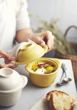 Emile Henry Mini-Auflaufform "Egg Nest" In Provence -Küchenbedarf Laden EH 8409 Life Oeuf EggNest EggCocotte Opening V