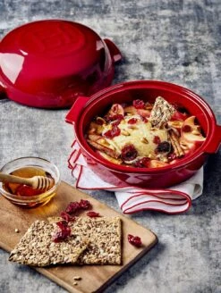 Emile Henry Cheese Baker In Grand Cru -Küchenbedarf Laden EH 8417 Amb SheepCranberriesHoneyCracker V