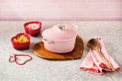 Le Creuset Herz-Förmchen 2er Set In Kirschrot -Küchenbedarf Laden LC 20221024 DE LS YC HEARTSCOLL2023 005