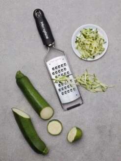 Microplane Extragrob-Reibe Gourmet -Küchenbedarf Laden MP Gourmet Series Extra Coarse Grater 45008 zucchini neu l