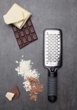 Microplane 2-Wege-Reibe Home In Rot -Küchenbedarf Laden MP Home Series Ribbon Grater 44009 chocolate neu 1 l