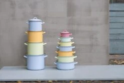 Riess Kasserolle Aus Emaille In Pastell-gelb -Küchenbedarf Laden RIESS AMBIENTE CLASSIC Pastell Bunt 2019 11 12 highres