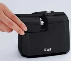 KAI Shun Elektrischer Messerschärfer 7 KAI Shun Elektrischer Messerschärfer -Küchenbedarf Laden ap 0118 black in use 2 neu l